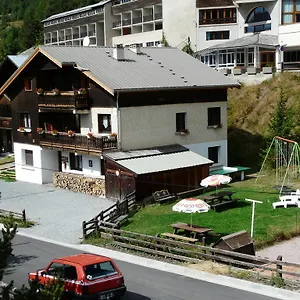 https://chalet-les-ombrettes.fr-provencehotel.com